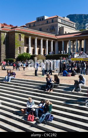 Rassemblement des étudiants sur l'escalier de l'Université de Cape Town en Afrique du Sud campus Banque D'Images