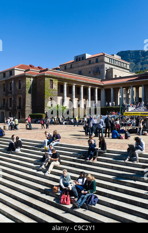 Rassemblement des étudiants sur l'escalier de l'Université de Cape Town en Afrique du Sud campus Banque D'Images