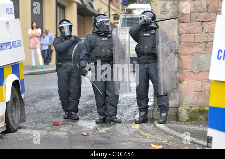 Agents PSNI tirer leur matraque lors d'émeutes dans le Bogside, Londonderry, en Irlande du Nord, à la suite d'une parade loyaliste. Banque D'Images