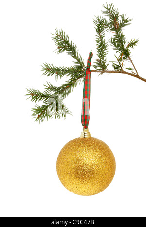 Gold glitter boule de noël accrochée à un sapin isolé blanc contre la direction générale Banque D'Images