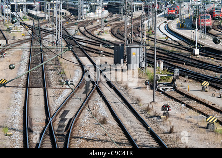 Un signal fort avec de nombreux trains et rails Banque D'Images