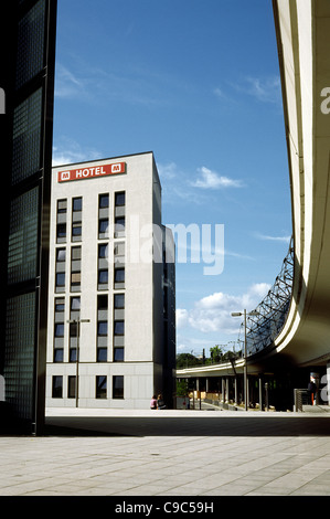 À côté de l'établissement Meininger Hotel Berlin Hauptbahnhof (gare centrale) en Allemagne. Banque D'Images