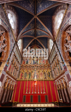 L'église All Saints Margaret Street, Londres. De style gothique victorien, l'architecte William Butterfield, Restauration terminée 2011 Banque D'Images