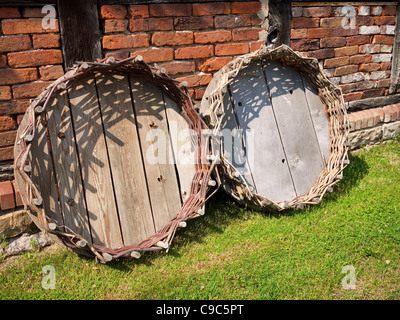 Deux plates-formes de nidification artificiels pour les cigognes en Windheim, près de l'Peterhagen. Banque D'Images