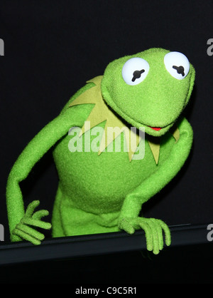 MISS PIGGY THE MUPPETS. WORLD PREMIERE HOLLYWOOD LOS ANGELES CALIFORNIA USA  12 November 2011 Stock Photo - Alamy