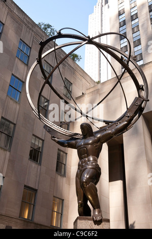La tenue de l'Atlas les cieux (voûte céleste) Statue (sphère armillaire) dans le Rockefeller Center, NEW YORK CITY Banque D'Images