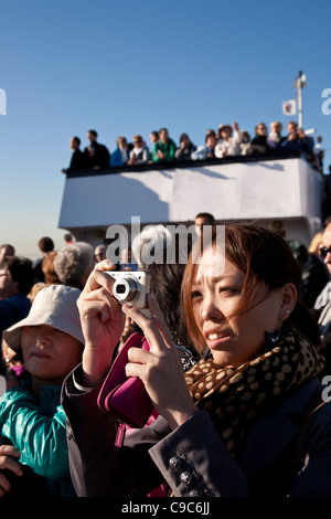 Tourisme asiatique Photo, prendre le ferry pour la Statue de la Liberté et Ellis Island, NYC Banque D'Images