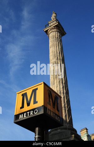 Tyne and Wear Metro sign avec Grey's Monument situé sur l'arrière-plan, Newcastle, Angleterre du Nord-Est, Royaume-Uni Banque D'Images