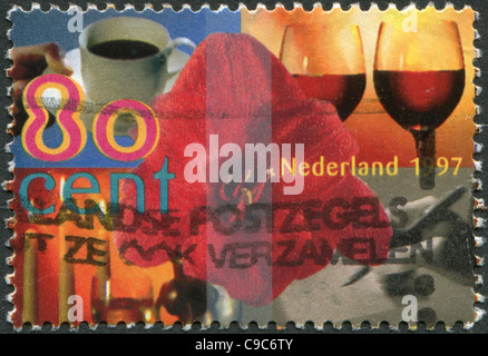 Pays-bas 1997 : timbre montre Amaryllis entourée par tasse de café, deux verres de vin, écrit à la main, carte candlelight Banque D'Images