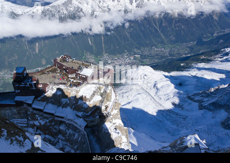 À la recherche sur l'Aiguille du Midi (3824m) station de téléphérique du sommet et ses terrasses avec visualisation de la vallée ci-dessous. Banque D'Images