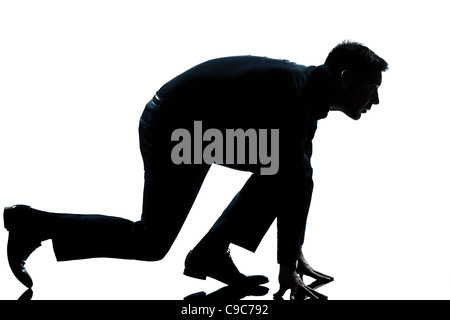 Un homme de race blanche dans la posture de départ prêt à exécuter toute la longueur d'ossature dans studio isolé sur fond blanc Banque D'Images