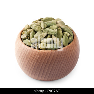 Bol en bois plein de graines de cardamome isolé sur fond blanc Banque D'Images