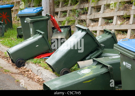 Les poubelles à roulettes vides ménagères sur le bord de la route à Sydney en Australie ayant été vidées par le camion à ordures du conseil Banque D'Images