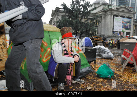 Certains protestataires de occuper Vancouver refusant d'obéir à une décision de la Cour suprême de la Colombie-Britannique afin de supprimer toutes les structures et tentes de la Vancouver Art Gallery par 14h00 le lundi 21 novembre 2011. Canada Vancouver - le 21 novembre 2011. Banque D'Images