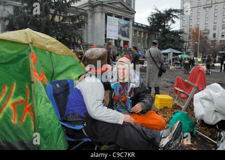 Certains protestataires de occuper Vancouver refusant d'obéir à une décision de la Cour suprême de la Colombie-Britannique afin de supprimer toutes les structures et tentes de la Vancouver Art Gallery par 14h00 le lundi 21 novembre 2011. Canada Vancouver - le 21 novembre 2011. Banque D'Images