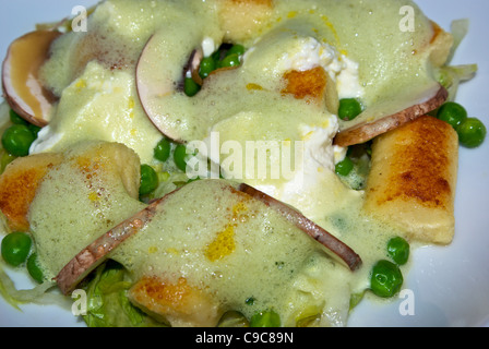 Les pâtes de pommes de terre gnocchi de semoule caramélisé laitue flétrie caillé de lait de chèvre pois tranches de champignons sauce mousseuse Banque D'Images
