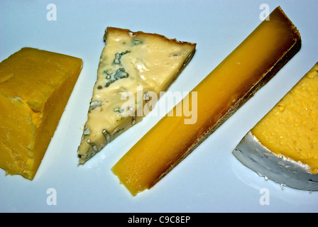 Wedges de Nouvelle-Zélande, cheddar, fromage français dur et doux fromages gorgonzola italien mûrs sur une plaque Banque D'Images