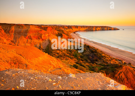 Couleurs vives de coucher de soleil sur les falaises de Maslin Beach et Point Blanche au sud d'Adélaïde Banque D'Images