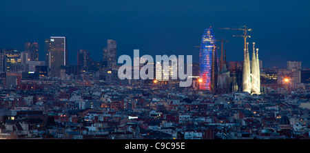 Vue sur la tour Agbar, la Sagrada Familia et le Forum de nuit, Barcelone, Espagne Banque D'Images