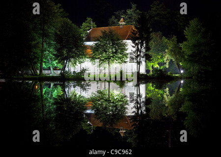 Église sur l'eau la nuit dans la région de Zwierzyniec, Pologne. Banque D'Images