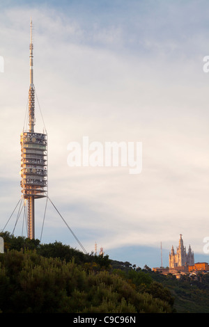 Tour de communications de Collserola et Temple de Sagrat Cor de Jésus dans la montagne Tibidabo, Barcelone, Espagne Banque D'Images