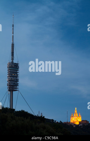 Tour de communications de Collserola et Temple de Sagrat Cor de Jésus dans la montagne Tibidabo, Barcelone, Espagne Banque D'Images