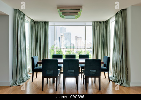 Salle à manger contemporaine en appartement à Londres Banque D'Images