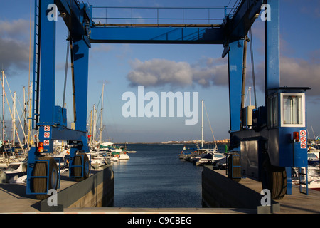 Petit bateau Mobile grue de levage et dock Banque D'Images