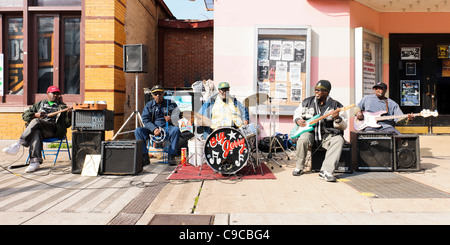 Groupe jouant sur Beale Street, Memphis Banque D'Images
