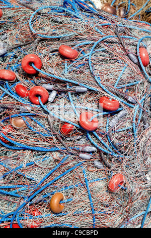 Les filets de pêche et les bouées s'attaquer pour le perfectionnement professionnel du bateau de la Méditerranée Banque D'Images