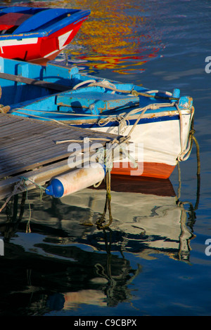 Petit bateau en bois peint attaché Banque D'Images