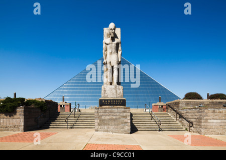 Statue de Ramsès Pyramid Arena, Memphis Banque D'Images