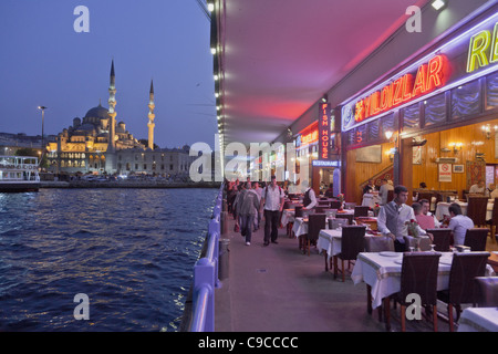 Le pont de Galata au Golden Horn , Istanbul, Turquie , l'Europe, Banque D'Images