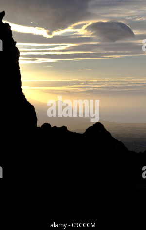 Crépuscule sur la péninsule de Llŷn dans le nord du Pays de Galles, avec le sommet de Moel Tryfan au premier plan. Banque D'Images