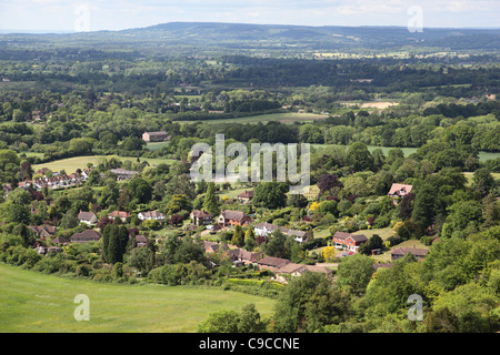Maisons dans les bois près de Reigate, Surrey, Royaume-Uni vue des North Downs regardant à travers le Weald vers Sussex. Fait partie de la ceinture verte de Londres. Banque D'Images