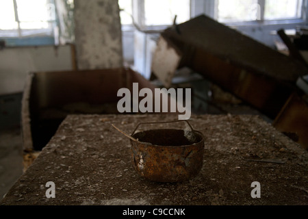 Pot rouillé sur une table rouillée dans la cuisine de l'école intermédiaire Pripyat Pripyat Zone d'exclusion de Tchernobyl l'Ukraine Banque D'Images