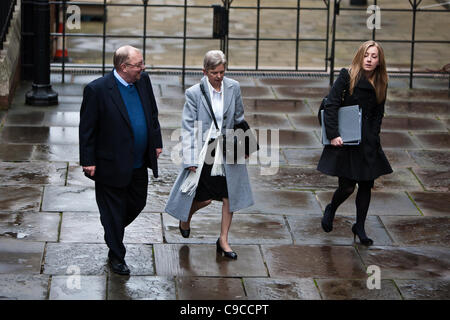 London, UK, 22/11/2011. Jim et Margaret Watson, les parents de 16 ans lycéenne Diane Watson, qui a été assassiné en 1991, arrivant à la Royal Courts of Justice de témoigner à l'enquête Leveson sur les pratiques et l'éthique de la presse. Banque D'Images