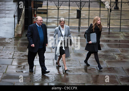 London, UK, 22/11/2011. Jim et Margaret Watson, les parents de 16 ans lycéenne Diane Watson, qui a été assassiné en 1991, arrivent à la Royal Courts of Justice de témoigner à l'enquête Leveson sur les pratiques et l'éthique de la presse. Banque D'Images