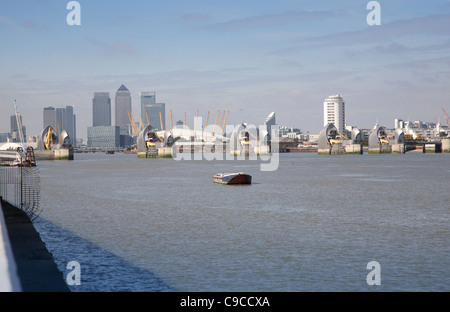 Barrière d'inondation de la Tamise, Londres, Royaume-Uni. Vue vers l'ouest avec Millennium Dome et Canary Wharf en arrière-plan Banque D'Images