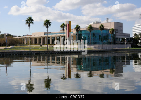 Mahaffey Theater à Progress Energy Center for Arts au centre-ville de St Petersburg en Floride USA vu de Tampa Bay Banque D'Images