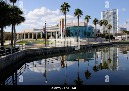 Mahaffey Theater à Progress Energy Center for Arts au centre-ville de St Petersburg en Floride USA vu de Tampa Bay Banque D'Images