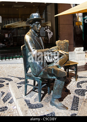 Statue en bronze de l'écrivain Fernando Pessoa l'extérieur Café Brasileira, Europe Portugal Lisbonne Banque D'Images