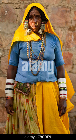 L'Inde, l'Asie du Sud, le Karnataka, Lambani Gypsy Woman. Les habitants des forêts tribales, maintenant établi à 30-accueil de hameaux. Banque D'Images