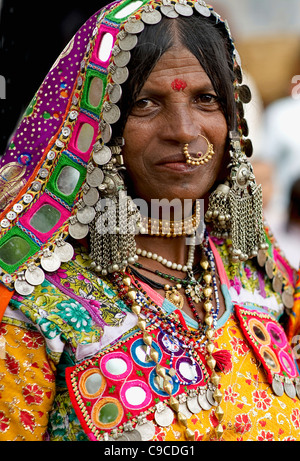 L'Inde, l'Asie du Sud, le Karnataka, Lambani Gypsy Woman. Les habitants des forêts tribales, maintenant établi à 30-accueil de hameaux. Banque D'Images