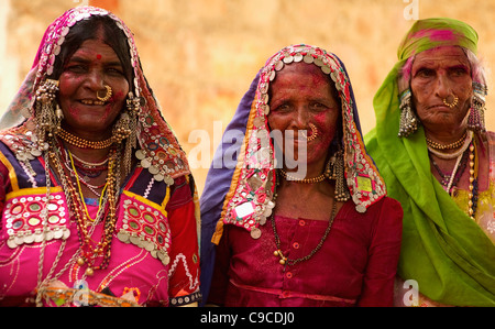 L'Inde, l'Asie du Sud, le Karnataka, Lambani femmes gitanes. Les habitants des forêts tribales, maintenant établi à 30-accueil de hameaux. Banque D'Images