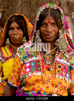 L'Inde, l'Asie du Sud, le Karnataka, Lambani femmes gitanes. Les habitants des forêts tribales, maintenant établi à 30-accueil de hameaux. Banque D'Images