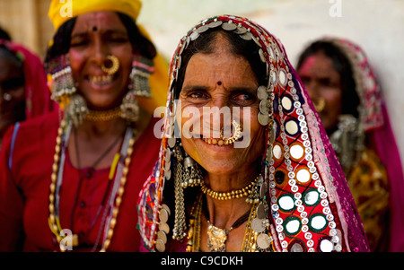 L'Inde, l'Asie du Sud, le Karnataka, Lambani femmes gitanes. Les habitants des forêts tribales, maintenant établi à 30-accueil de hameaux. Banque D'Images