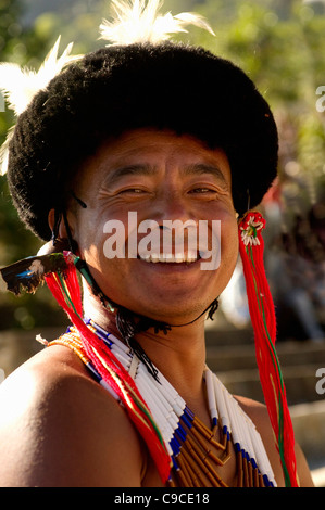 L'Inde, l'Asie du Sud, Nagaland, tribu Naga Smiling Warrior en costume traditionnel et la tête robe. Banque D'Images