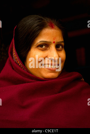 L'Inde, l'Asie du Sud, Portrait of smiling Hindu dame portant le bindi point sur son front. Banque D'Images