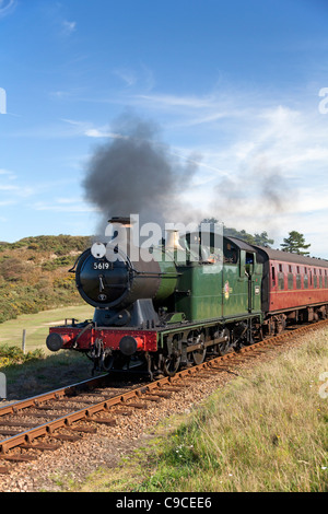 GWR 0-6-2t no. 5619 Cours de Golf de Sheringham passé avec un train sur le North Norfolk Railway (le coquelicot) Banque D'Images